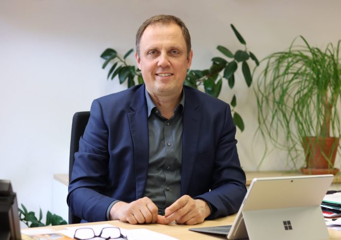 Bürgermeister Mirko Pink am Schreibtisch