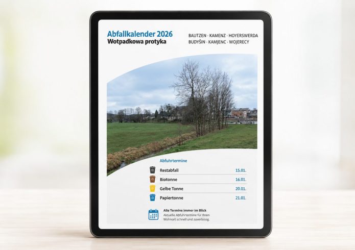 Ein Tablet zeigt die digitale Ansicht des Abfallkalenders 2026 für Bautzen, Kamenz, Hoyerswerda (zweisprachig auch sorbisch), mit einem Landschaftsfoto sowie einer Liste der Abfuhrtermine für Restabfall, Biotonne, Gelbe Tonne und Papiertonne.