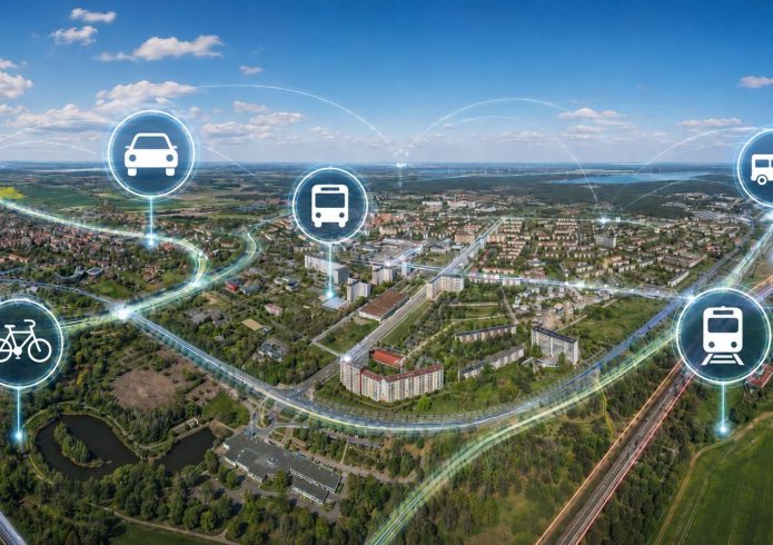 Luftaufnahme von Hoyerswerda mit Wohngebieten, Straßen und Grünflächen. Über dem Bild sind Symbole für Auto, Bus, Fahrrad und Bahn platziert, verbunden durch geschwungene Linien, die verschiedene Standorte in der Stadt markieren.